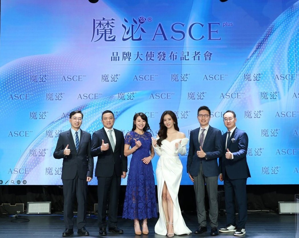 「魔泌 ASCE plus」品牌大使發布會,(左起)林政賢醫師、偉鉅股份有限公司總經理趙桓履、洪芝晨醫師、周曉涵、簡銘成醫師與魔泌原廠 ExoCoBio CEO Mr. Byong Seong Cho同台合影,為品牌揭開序幕。